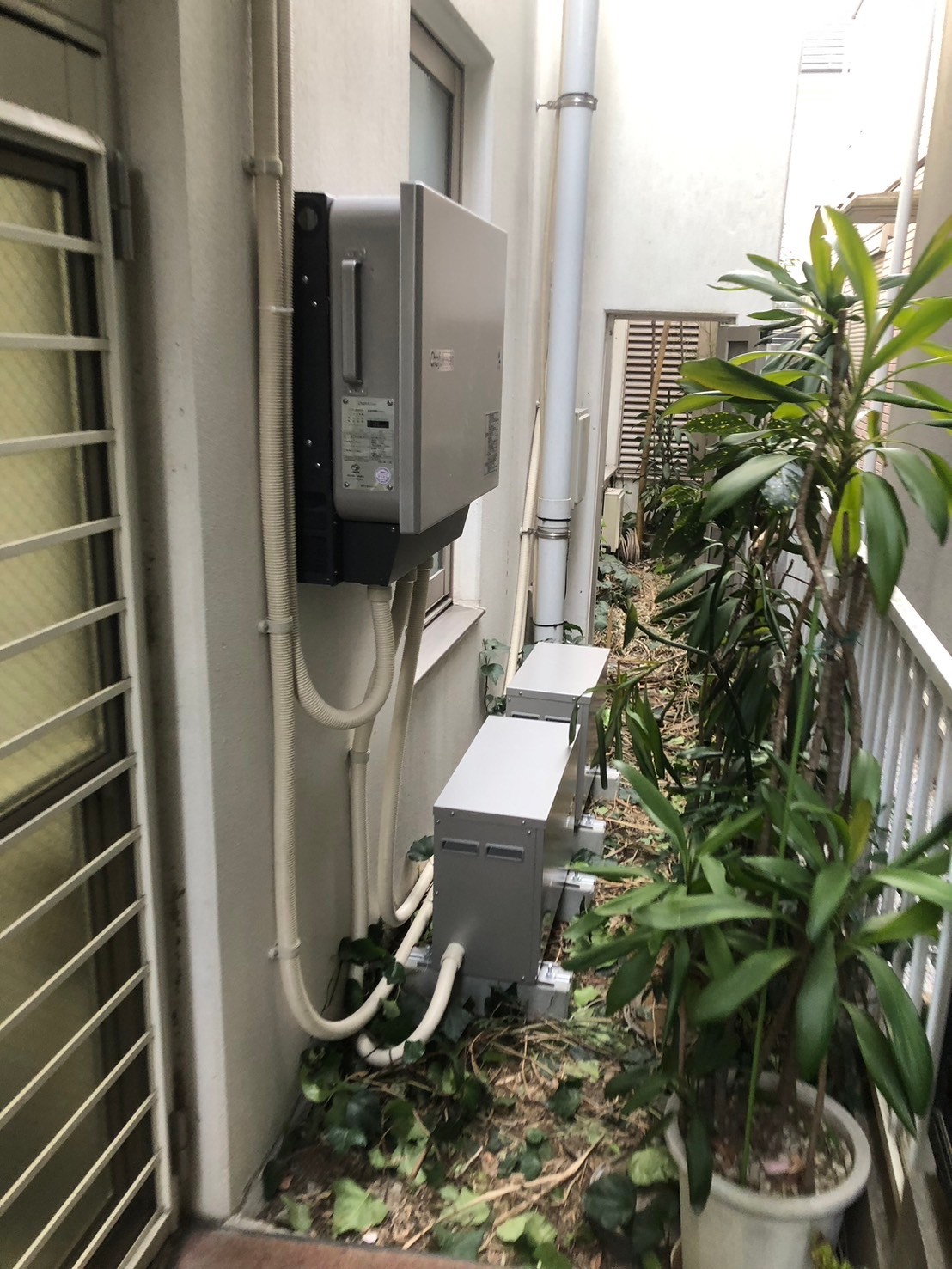 パワコンと蓄電池の設置写真