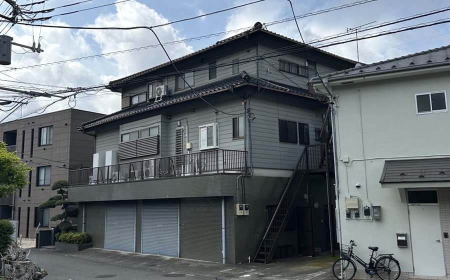 東京都町田市の施工後全景。2棟連なる屋根に設置した太陽光パネル