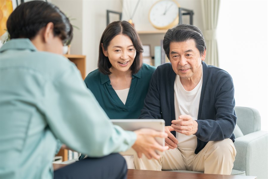 ご家族に寄り添い、タブレットで丁寧に提案する相談員