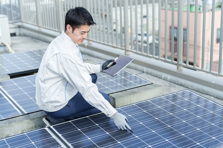太陽光パネルを点検する自社スタッフ