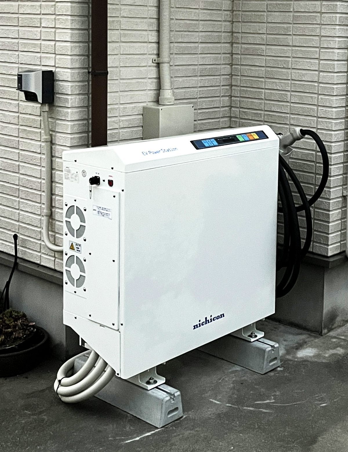充電ケーブル付きのニチコンV2H充電設備