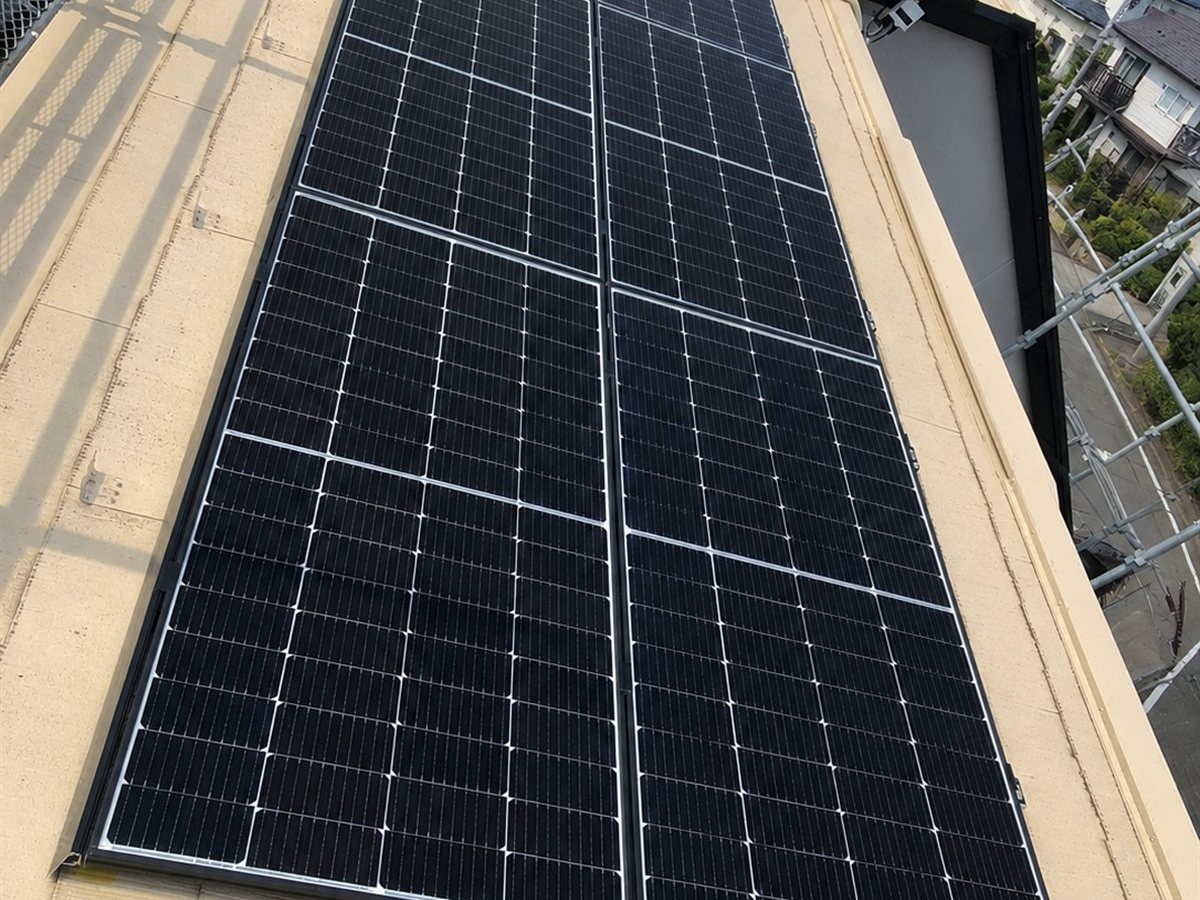 神奈川県藤沢市の太陽光発電施工後。屋根に設置したSHARP製太陽光パネル
