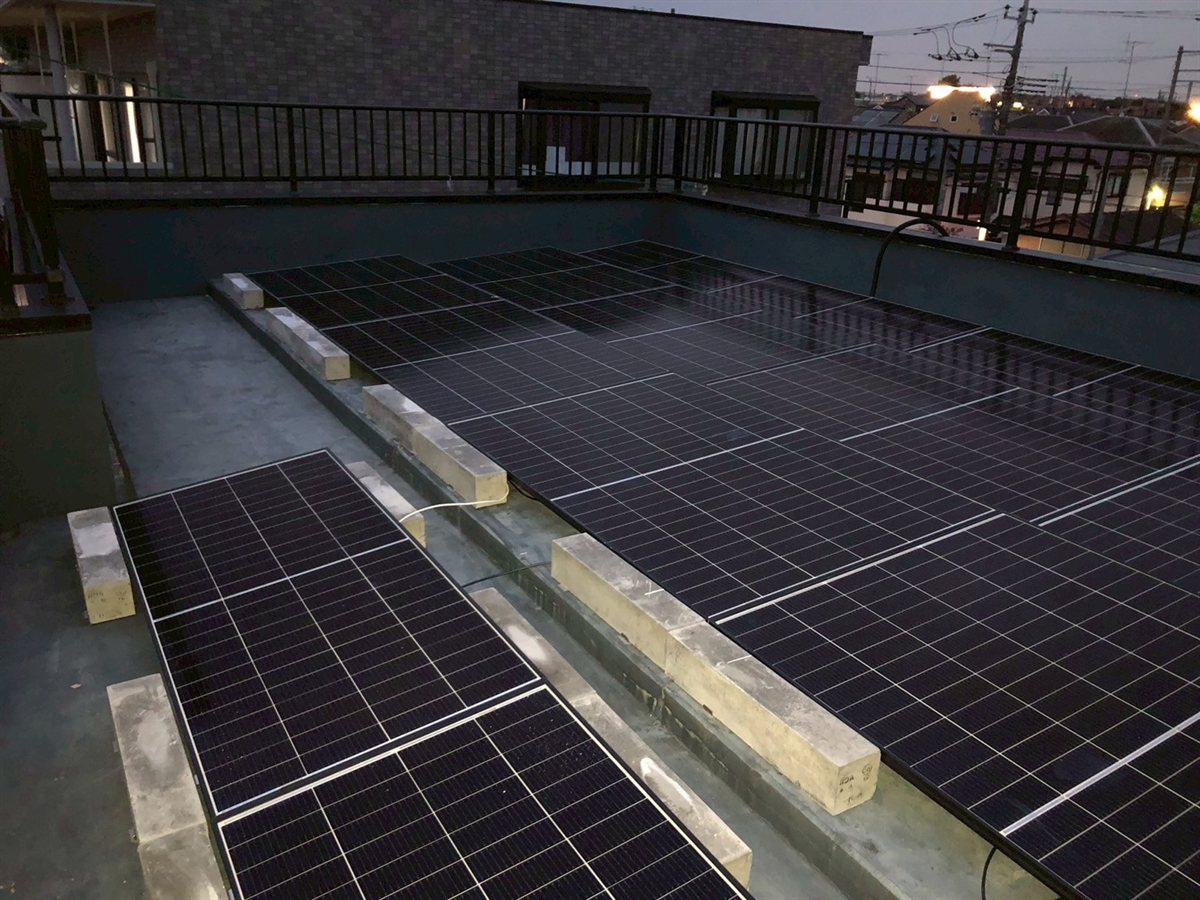 東京都江東区の太陽光発電。陸屋根の屋上に設置した太陽光パネル