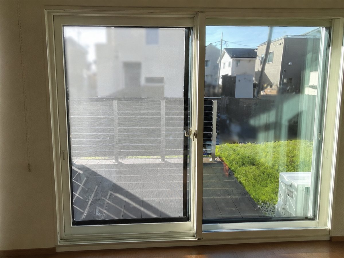 神奈川県相模原市の内窓リノベ施工後。庭に面した掃き出し窓に設置した内窓