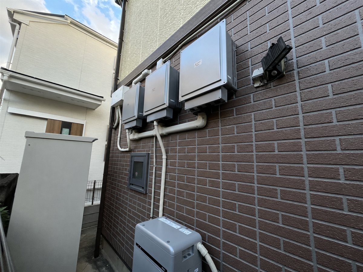 埼玉県さいたま市の外壁に設置したパワーコンディショナなどの機器類