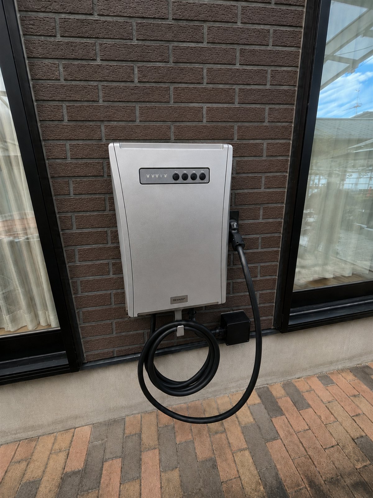 埼玉県さいたま市に設置した壁掛け型のV2Hユニットと充電ケーブル