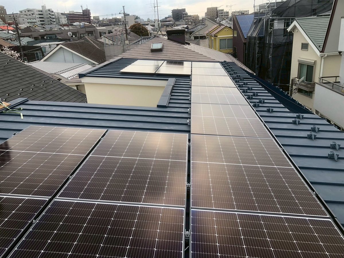 東京都世田谷区の太陽光発電施工後。屋根の形に合わせて設置した太陽光パネル