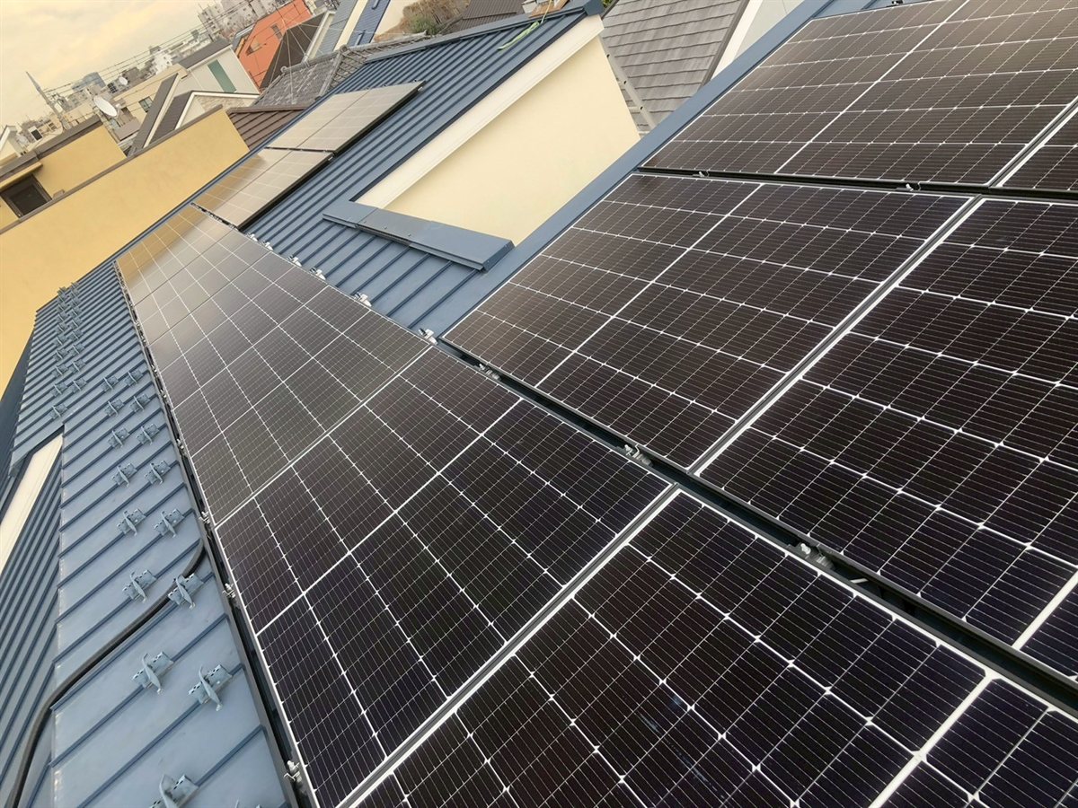 東京都世田谷区の太陽光発電施工後。複雑な屋根形状に合わせたパネル割付